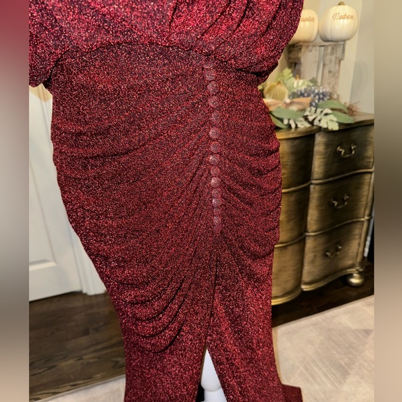 Red glistening evening gown (40) - Picture 5 of 13